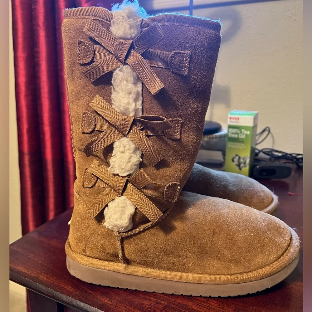 UGG‎